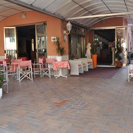 Hotel Peonia Римини Екстериор снимка