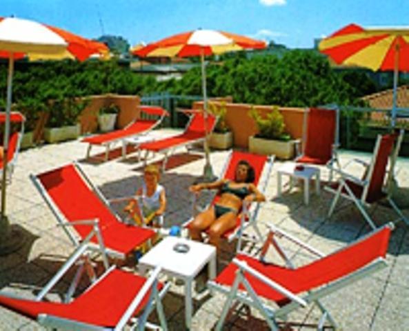 Hotel Peonia Римини Екстериор снимка