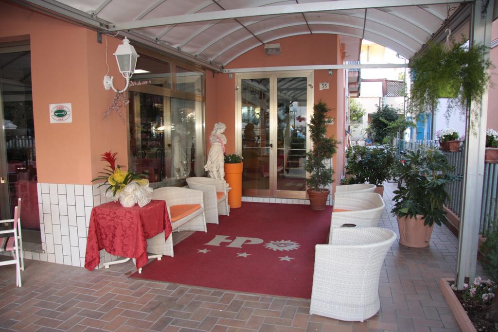 Hotel Peonia Римини Екстериор снимка