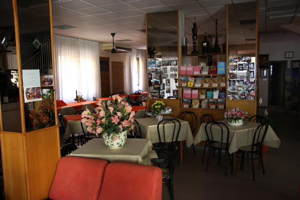 Hotel Peonia Римини Екстериор снимка
