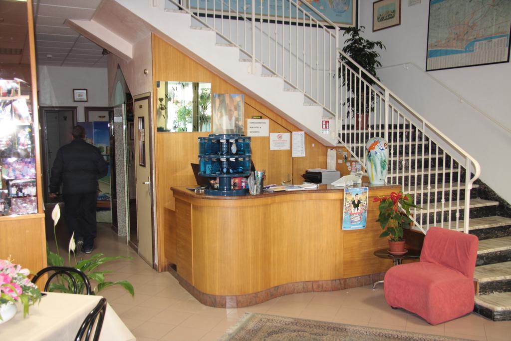 Hotel Peonia Римини Екстериор снимка