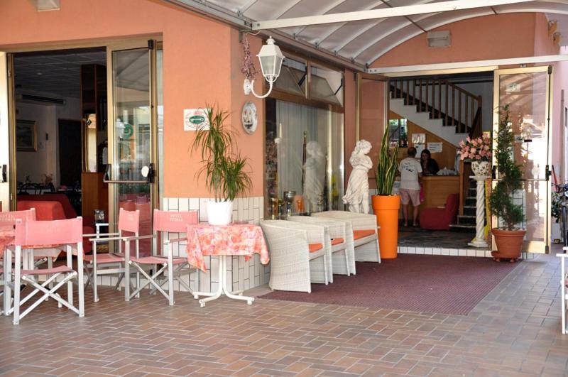 Hotel Peonia Римини Екстериор снимка