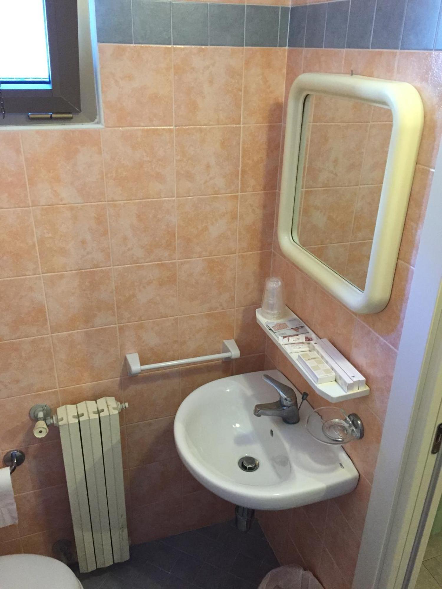Hotel Peonia Римини Стая снимка