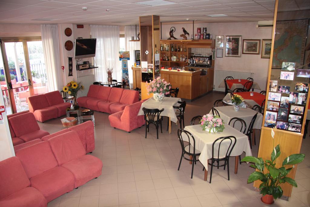 Hotel Peonia Римини Екстериор снимка