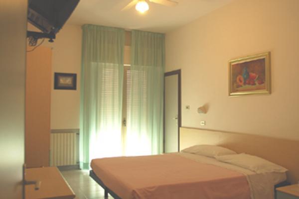 Hotel Peonia Римини Екстериор снимка